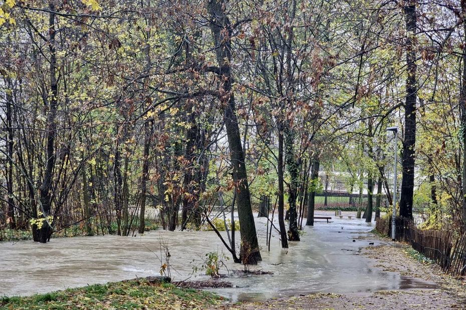 Inondations Chutes D Arbres Et De Rochers Sur Les Routes Images Des