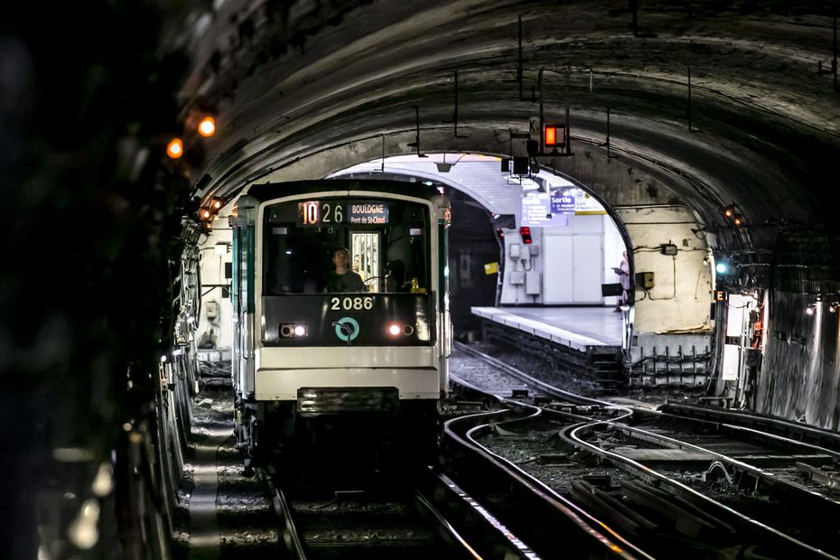 Un homme filmé en train de courir au milieu des rails du métro parisien