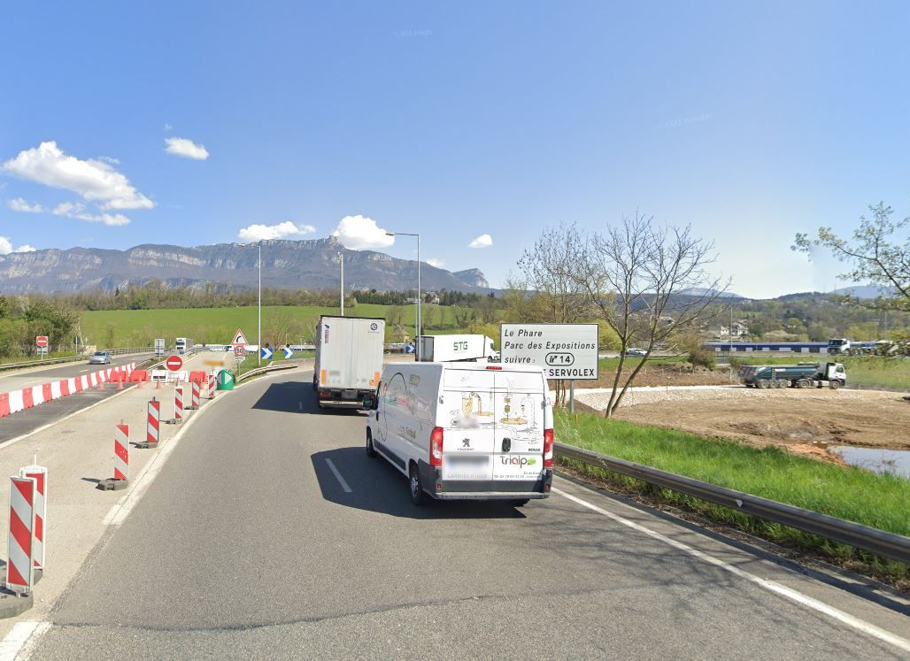 Un Camion Transportant Des Mati Res Dangereuses Impliqu Dans Un