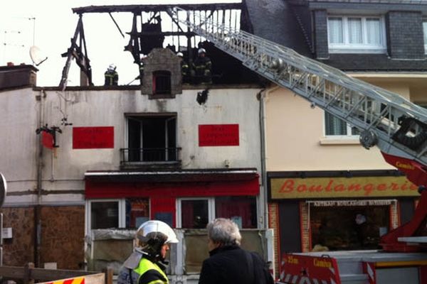 Questembert 56 deux corps retrouvés dans l incendie d un immeuble