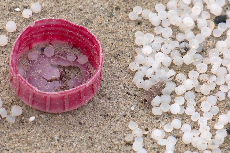 L invasion des granulés de plastique industriel sur les plages du