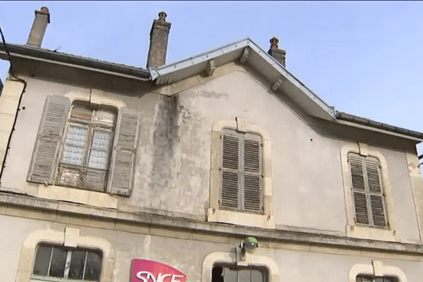 La gare d'Arbois n'accueille plus de visiteurs depuis des années. Elle sera bientôt détruite.