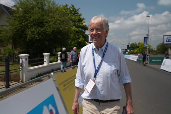 Daniel Mangeas commente pour la dernière fois les championnats de France de cyclisme sur route, à Saint-Martin-de-Landelles (Manche).