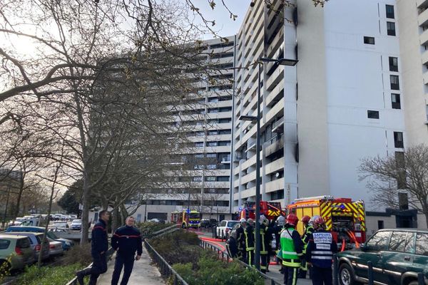 Incendie d'immeuble dans le quartier de la Reynerie à Toulouse. Avec le vent, le feu présentait un fort risque de propagation aux différents étages.