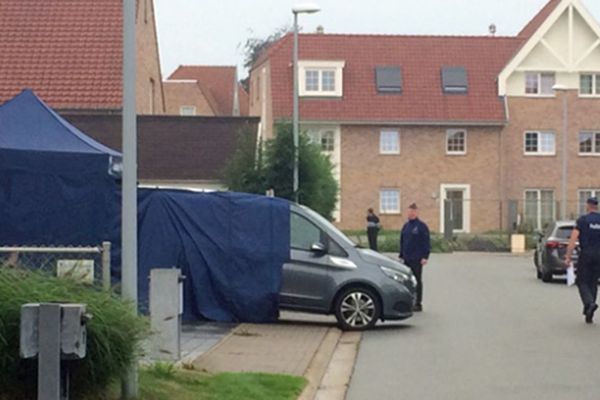 Devant le domicile de la mère et ses 3 enfants ce mercredi.