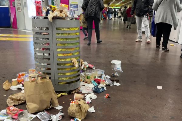 Les poubelles débordent dans le métro marseillais, conséquence d'un nouveau mouvement de grève de la part du personnel de nettoyage.