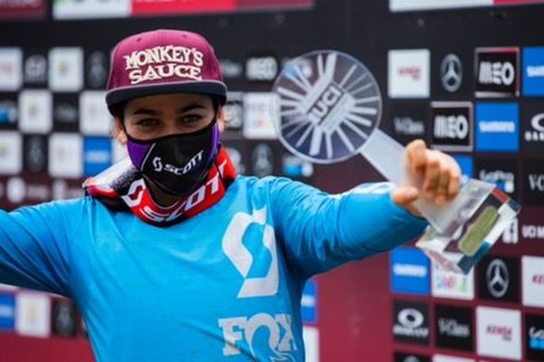 Marine Cabirou a remporté le classement de la coupe du Monde 2020 de VTT descente.