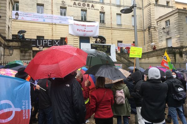 Manifestation parapluies au pied de l'Agora de la danse à Montpellier.