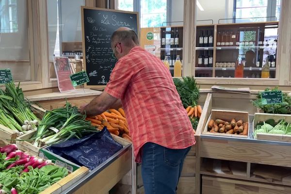 Les producteurs livrent leurs produits régulièrement voire quotidiennement et les mettent eux-mêmes en rayon pour les vendre chez Kooma.