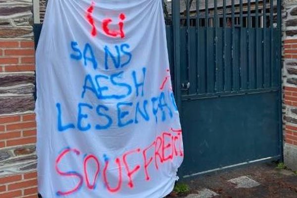 Banderole à l'entrée de l'école Quineleu à Rennes