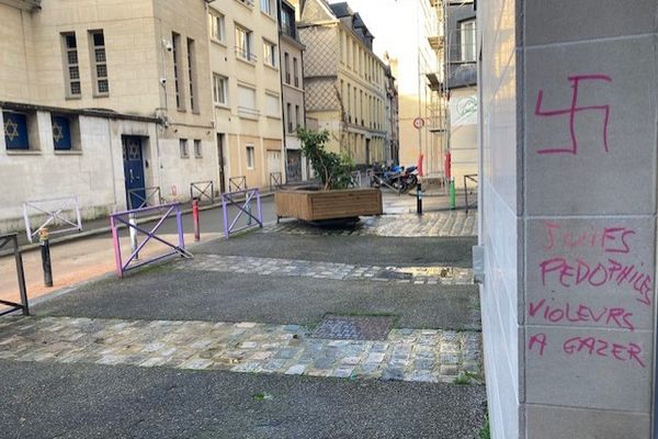 Quatre tags antisémites ont été découverts ces derniers jours sur les murs de la synagogue de Rouen. Une plainte contre X a été déposée ce lundi 6 janvier 2025.