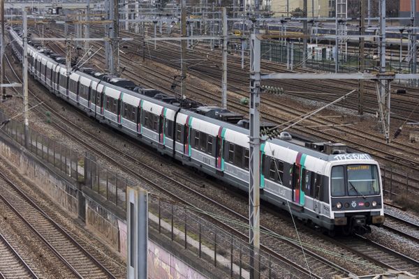 La loi doit permettre à 10 métropoles françaises de développer un réseau de transport jusque dans les périphéries, sur le modèle du RER francilien.