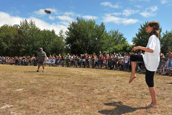 Lors de la septième édition du championnat du monde du lancer de tong, le 3 août 2008, à Hourtin (Gironde). ( MAXPPP)