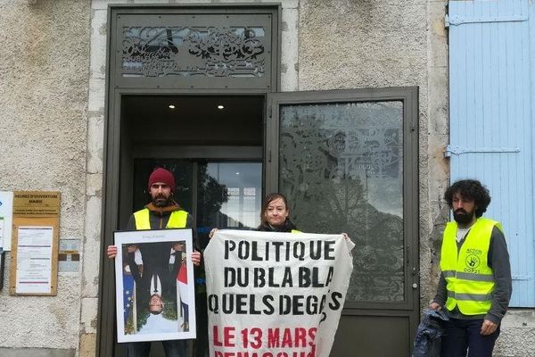 Neuf militants d'ANV-COP21 Grenoble ont mené une action de décrochage de portrait du président de la République dans la mairie de Coublevie. 