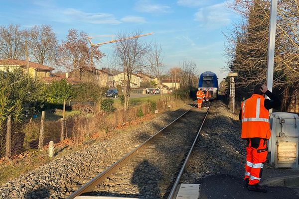 107 voyageurs et 7 personnels de la SNCF sont actuellement à bord du train immobilisé.