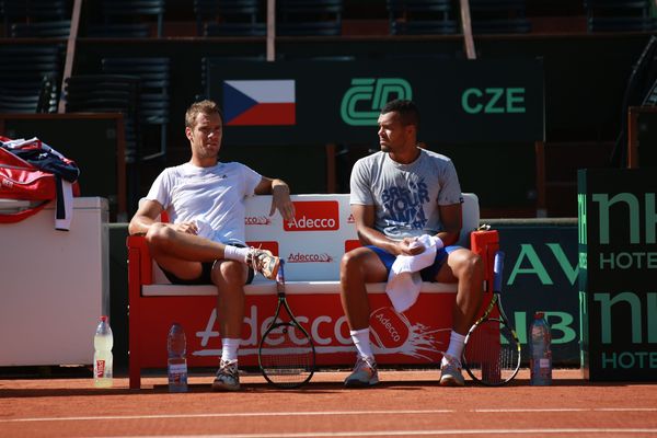 Jo Wilfried Tsonga et Richard Gasquet à l'entraînement, sur la terre battue de Roland Garros (Paris XVIe), avant les demi-finales de la Coupe Davis face à la République Tchèque.