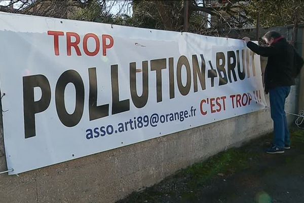 Des habitants d'Auxerre ont créé l'association des riverains du triangle infernal (ARTI) : ils demandent qu'une rocade de contournement soit construite pour diminuer le trafic routier dans le sud de la ville