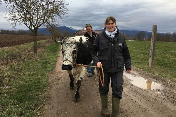 Feyala, escortée par Florine, toutes deux impatientes de se rendre au salon de l'agriculture de Paris