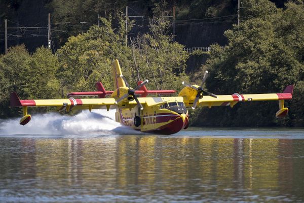 Un bombardier d'eau Canadair en pleine manœuvre d'écopage, sur le Rhône, en 2020