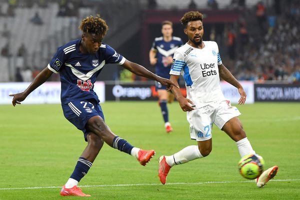 Timothée Pembélé, recruté quelques jours auparavant par Bordeaux, inscrit le 1er but de la saison pour les girondins à Marseille devant 50 000 supporters de l'OM