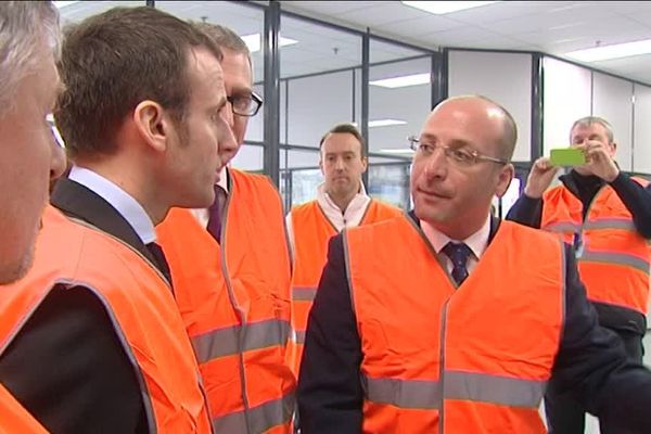 Ahmed Helal, directeur du site Procter&Gamble, le 6 avril lors de la visite d'Emmanuel Macron à Amiens.