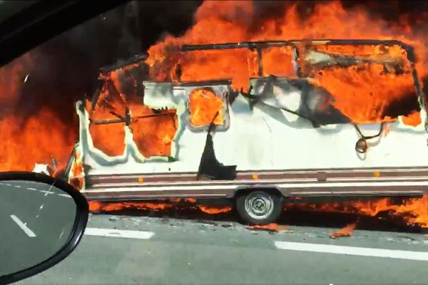 La caravane a pris feu sur l'A89