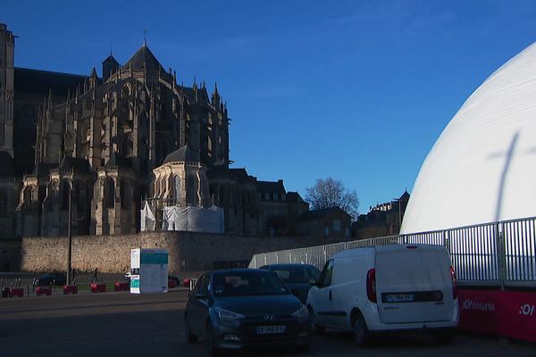 Posé face à la Cathédrale, sur la place des Jacobins, cet étrange igloo est en fait  un nouveau temple du son immersif