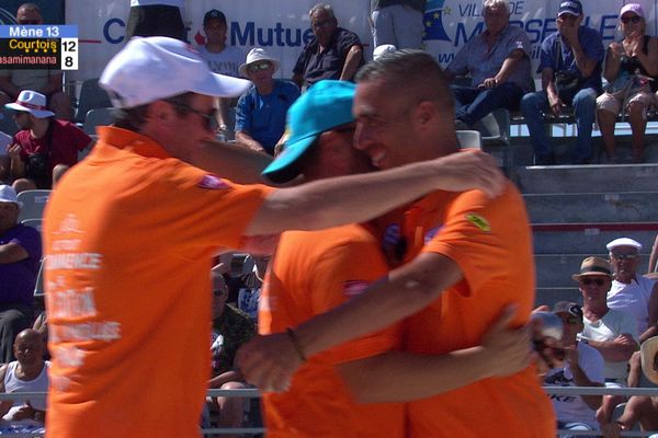 La joie de la triplette Courtois qui se qualifie pour la finale du mondial à pétanque