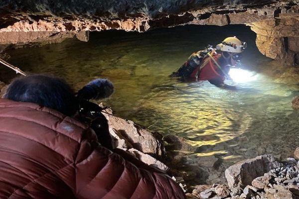 Le "Trou-Madame" est une grotte située près de Cénevières, au coeur du parc naturel régional du Quercy dans le Lot. Nadir Lasson, plongeur spéléologue est en pleine exploration dans un des lacs d'une des cavités souterraines.