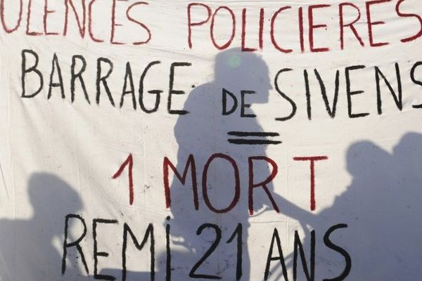 Manifestants derrière une bannière dénonçant la mort de Rémi Fraisse (le 1/11/2014 à Toulouse)