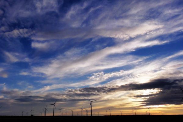 Eoliennes dans le ciel beauceron