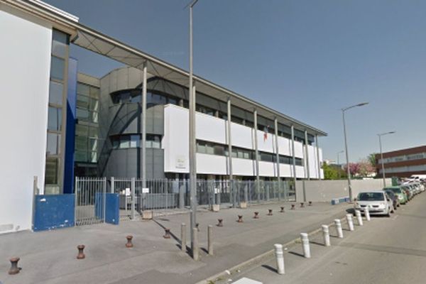 Suite à une agression par des élèves, un professeur du lycée Joliot-Curie à Reims est à l'hôpital avec la mâchoire fracturée. Un autre aurait été pris à partie.