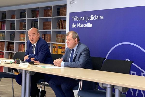 Le Procureur de la République de Marseille Nicolas Bessone (à gauche) et Philippe Frizon, chef de la SIPJ 13 annoncent vendredi 2 août en conférence de presse l'arrestation de trois suspects auteurs des tirs sur les joueurs de l'OM.