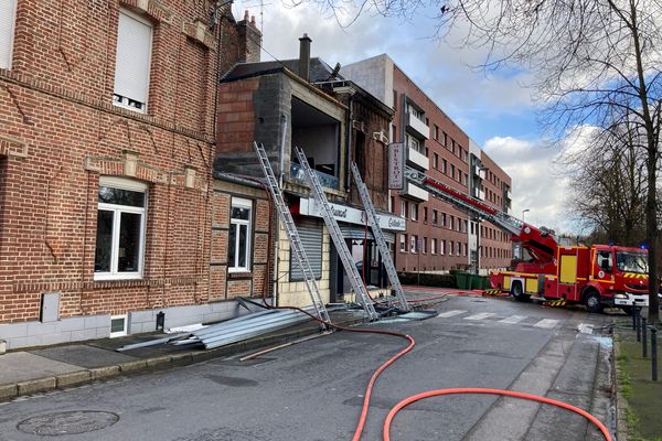 L'incendie s'est déclaré sur les coups de 10 heures, au restaurant Impérial, rue Éloi-Morel, dans le quartier Saint-Pierre à Amiens.