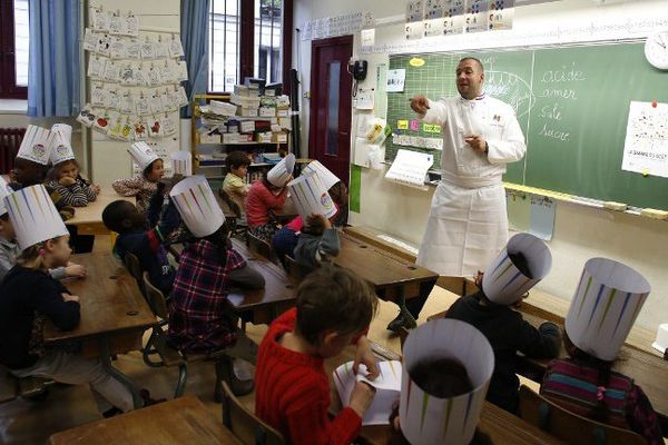 Guillaume Gomez, chef de l'Elysée, dans une école parisienne lors de la Semaine du Goût 2015