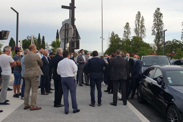 Les VTC sont postés à proximité du terminal 2 de l'aéroport Nice-Côte d'Azur et bloquent l'accès pour leurs homologues monégasques.