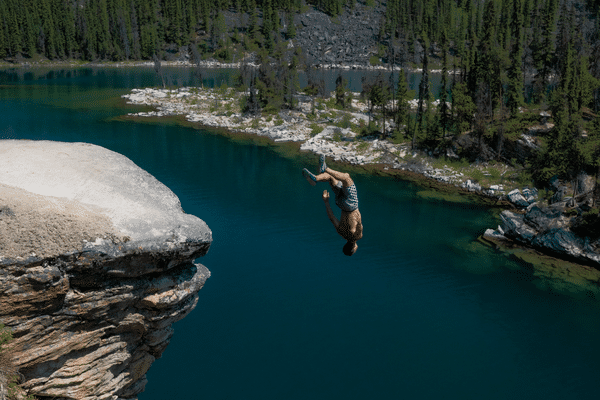 Ce Jurassien passionné de cliff jumping, saute depuis les falaises et cascades du monde entier.