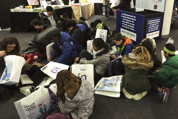 Des enfants en train de lire pendant le Salon du livre et de la presse jeunesse de Montreuil (Seine-Saint-Denis), le 29 novembre 2017.