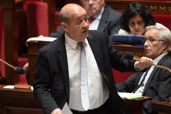 Jean-Yves Le Drian, ministre de la Défense, durant un session de questions au gouvernement