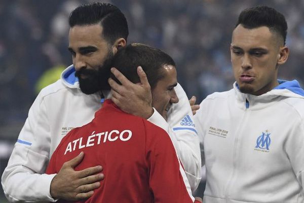 Adil Rami félicite Antoine Griezmann.