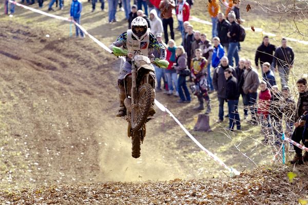 166 pilotes ont pris le départ de The Race, près de Thiers dans le Puy-de-Dôme, samedi matin. Cette enduro, un des deux plus difficiles de la saison avec celui du Limousin, est la dernière épreuve de la saison.