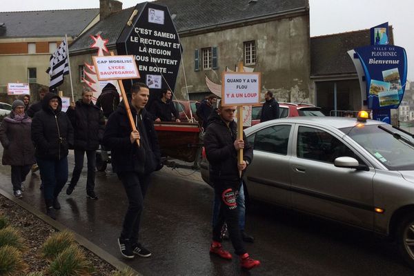 Les manifestants ont défilé pour le maintien du lycée professionnel de Plouhinec