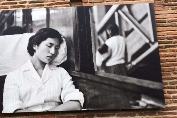 Un des clichés de Marc Riboud exposé sur les anciens remparts de Toulouse