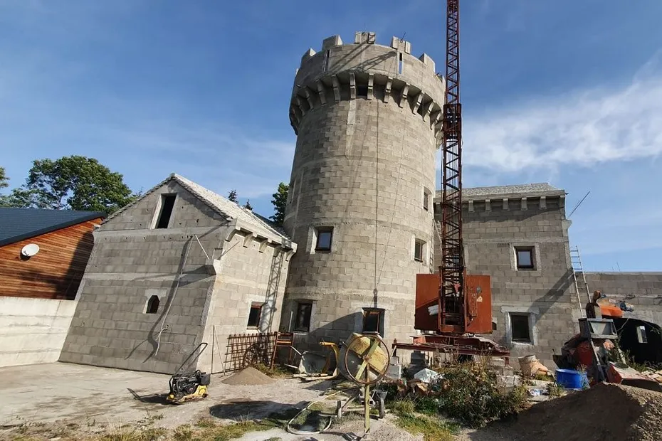 Insolite Puy De Dome Il Construit Lui Meme Son Chateau Fort