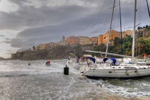 12/11/13 - Bastia: le Vieux Port balayé par une forte houle