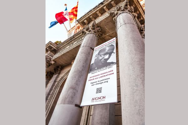 banderole accrochée sur la façade de la mairie d'Avignon