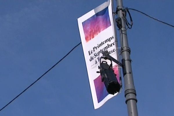 Des projecteurs affichaient sur le sol des versets du Coran