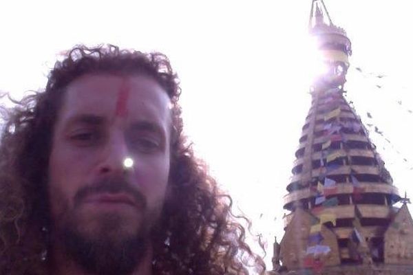 A plus de 8000 km de Clermont-Ferrand, Benjamin Monnet prend la pose devant un temple népalais.