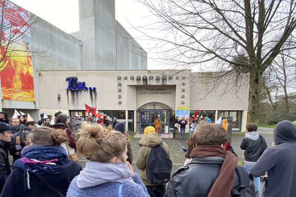 Une trentaine d'enseignants et étudiants se sont rassemblés devant le théâtre universitaire.