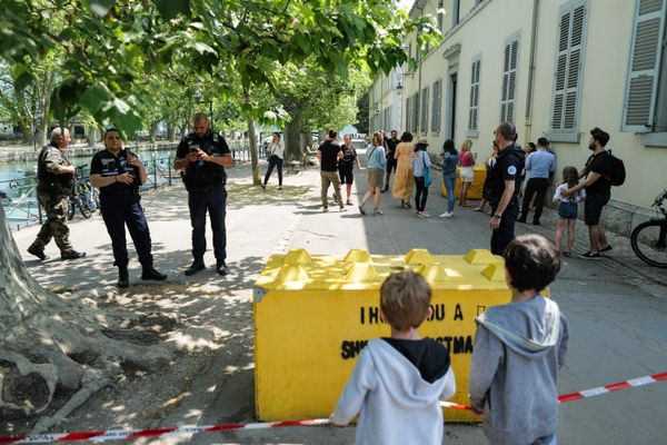 Parmi les témoins de l'attaque, des lycéens d'Annecy, qui se sont positionnés sur le Pont des Amours pour empêcher de jeunes enfants d'assister à la scène.